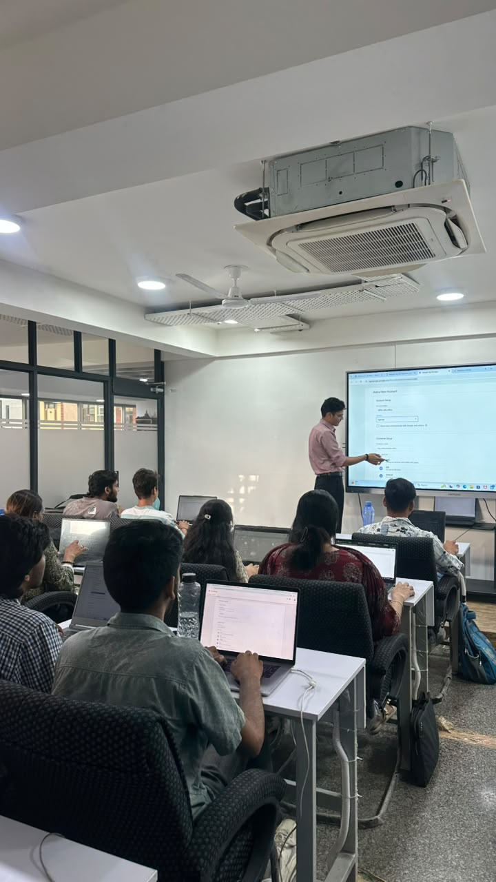 Practical digital marketing lesson in the Briwon Academy classroom